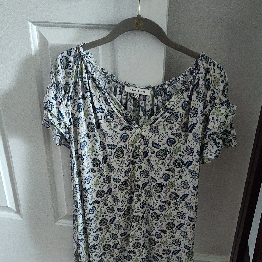 Rose & Olive Black and White Ruffled Short Sleeve Blouse